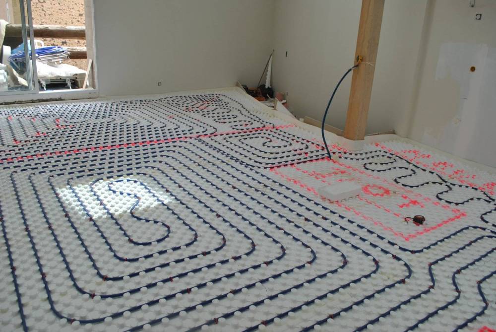 installation du circuit d'un sol chauffant